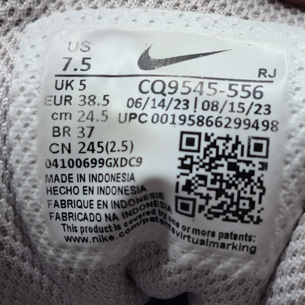 Nike Legend Essential 2 Shoes Womens Size‎ 7.5 Training Sneakers CQ9545-556